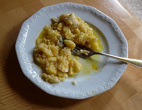 Sehr gut schmeckt zerdrückte Banane mit Leinöl