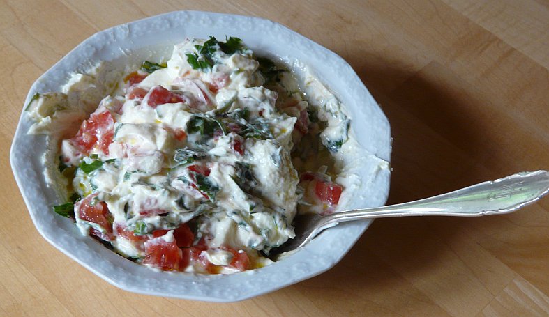 Budwig-Creme mit Rucola und Tomatenwürfeln